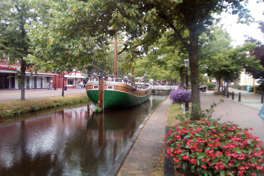 oude boot in stad900x600